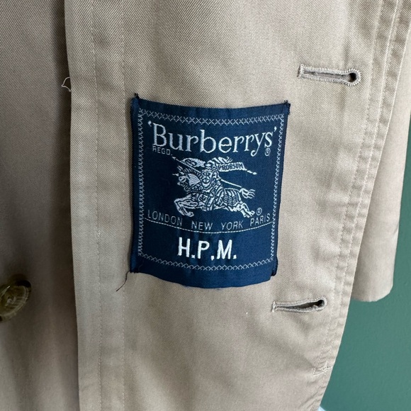 Women’s Burberry Tan Coat with Plaid Lining - Picture 8 of 16